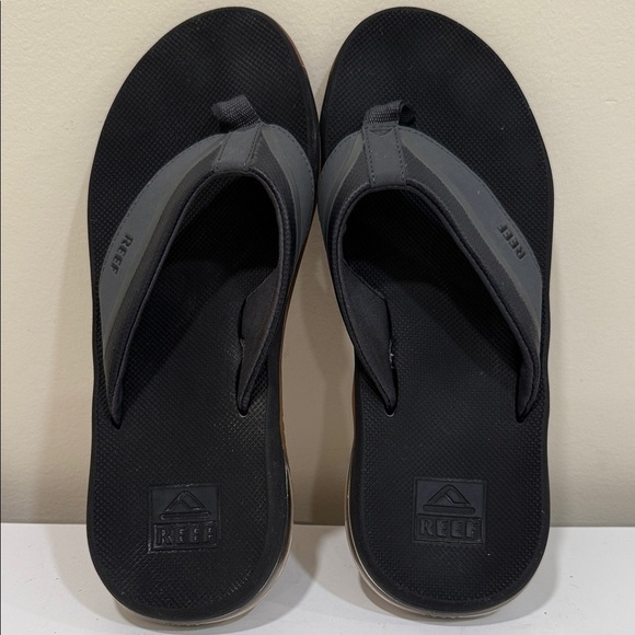 *Reef Men\'s Black and Gray Flip Flops (sz 10)